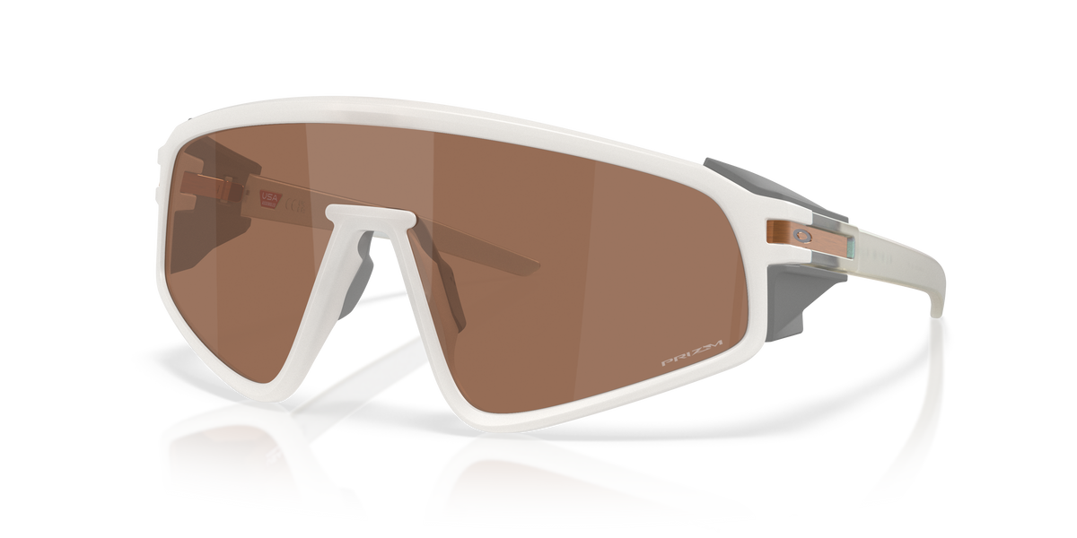 Gafas de Sol Oakley LATCH PANEL OO9404 21 35 135 — vista tres cuartos